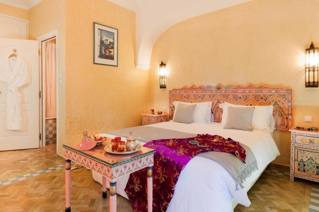 Double room in a charming villa in the heart of Marrakech palm grove - main image