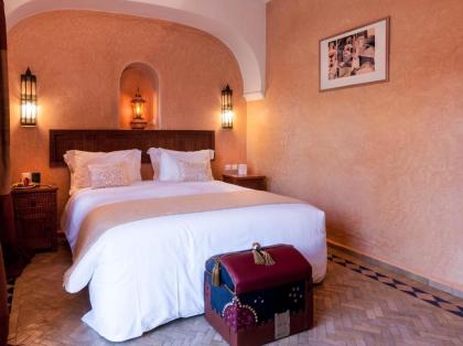 Double room in a charming villa in the heart of Marrakech palm grove - image 10