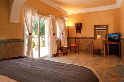 Double room in a charming villa in the heart of Marrakech palm grove - image 7