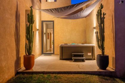 VILLA 103 - Luxury Getaway - Private Jacuzzi - image 22