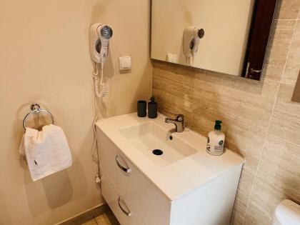 Lovely Two Bedroom Apartment with pool and golf view - image 21