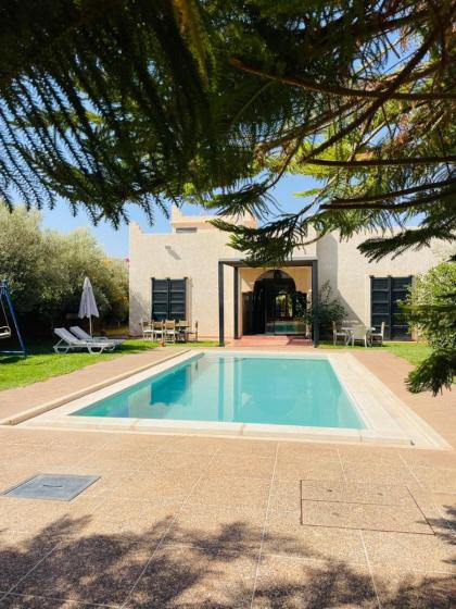 Villa Victoria privatisée avec piscine - image 25