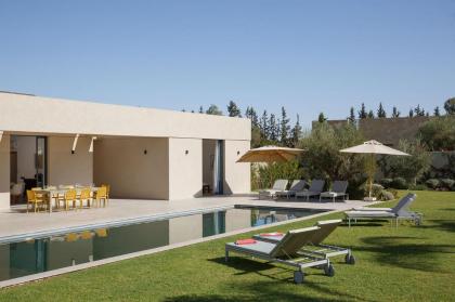 ADA ADA modern villa with heated private pool next city center - image 8